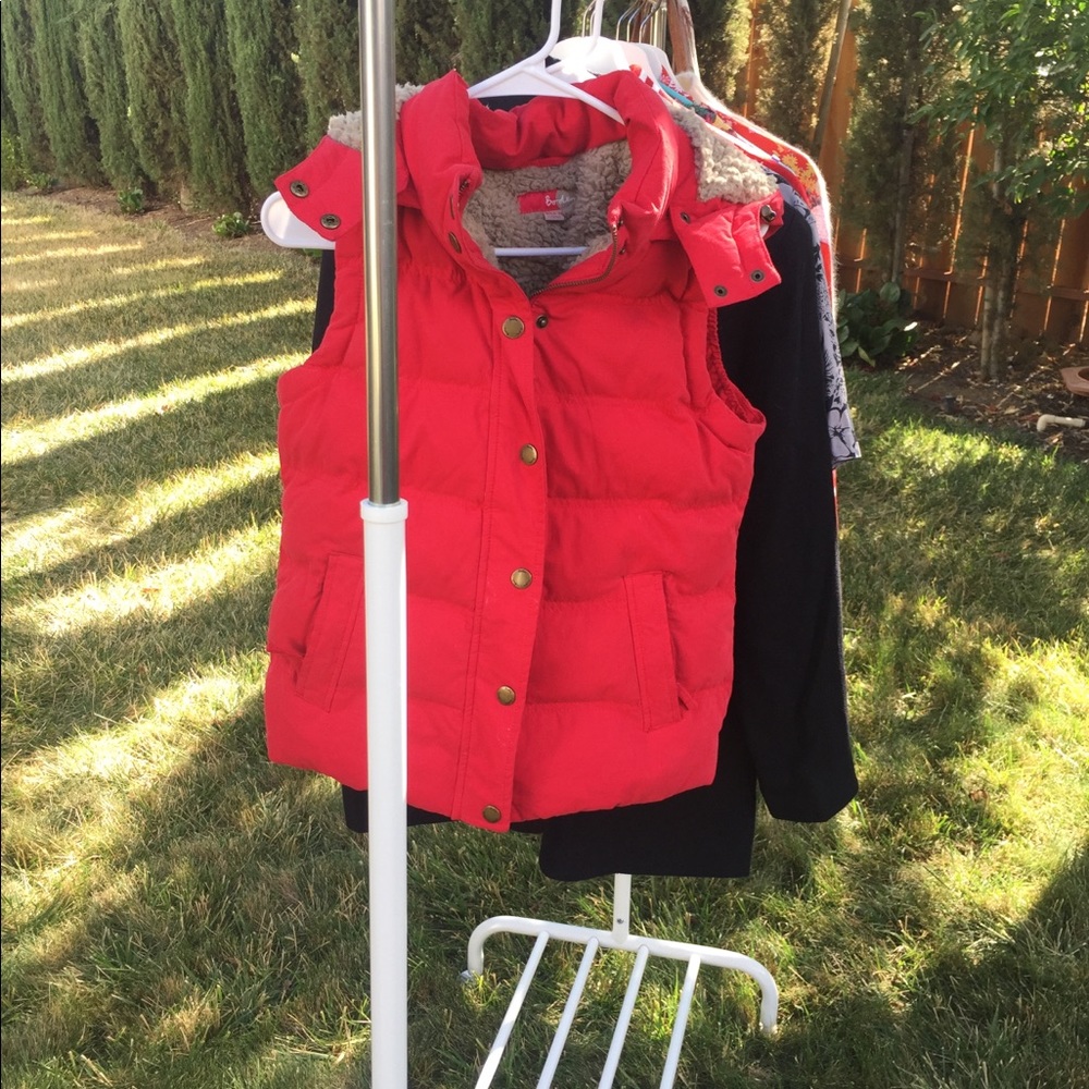 Boden red winter vest with detachable hood